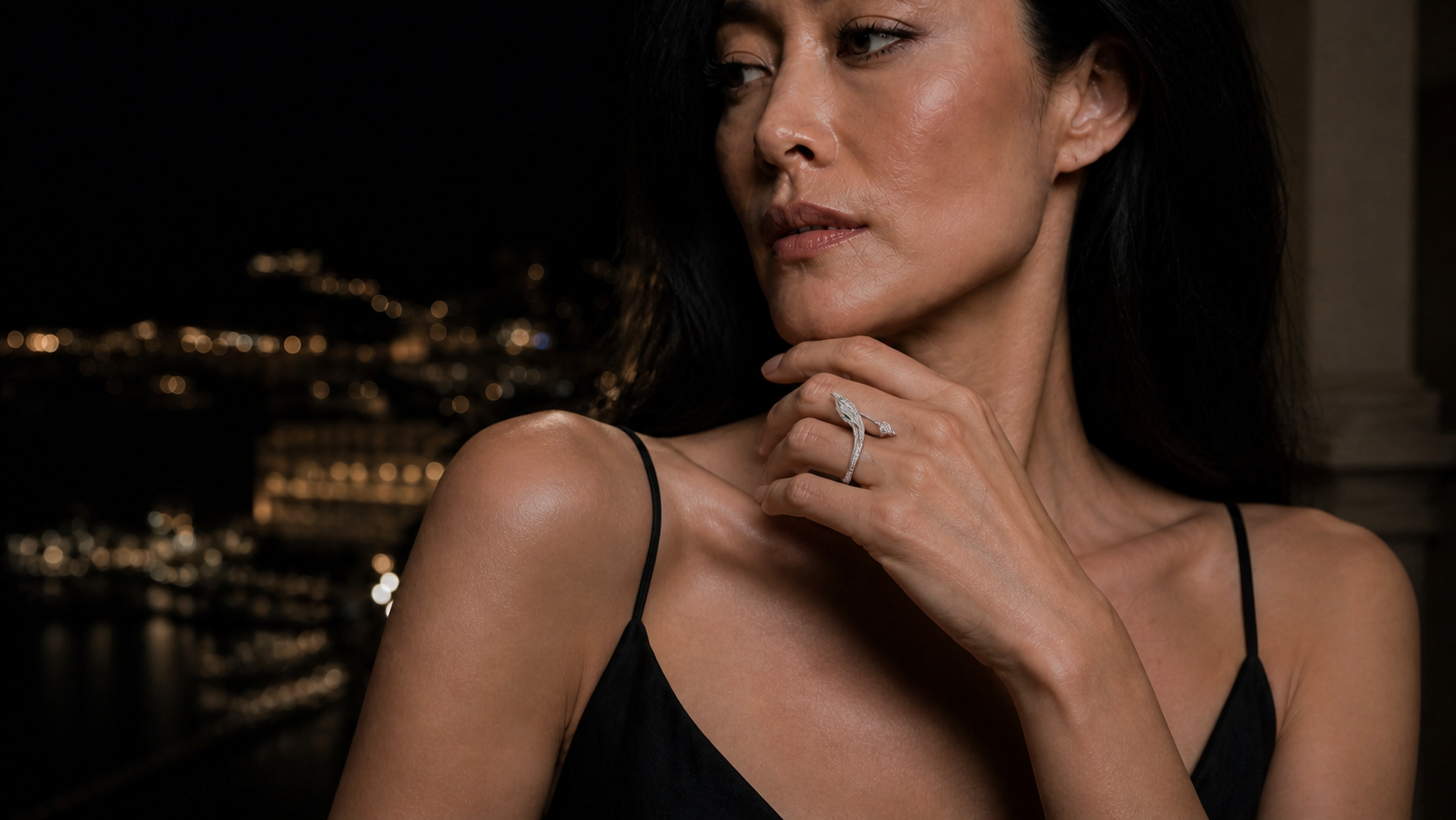 The Silhouette Ring worn on a hand, its low panther head in white gold with diamond pavé and natural emerald eyes.